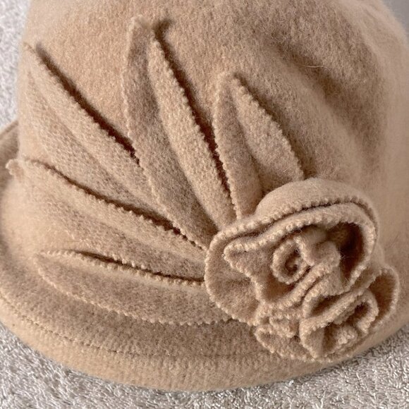 D&y Tan Beige Wool Cloche Hat With Flower Decoration - Picture 11 of 11